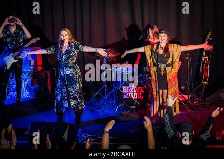 Coraggioso rivale sul palco del John Peel Centre Foto Stock