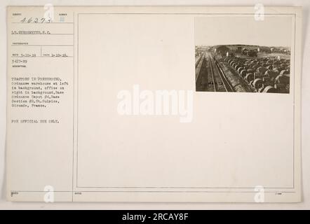 I trattori sono visibili in primo piano di questa immagine, con un magazzino di ordigni sullo sfondo a sinistra e un ufficio a destra. Questa foto è stata scattata al base Ordnance Depot n. 4, situato nella sezione base n. 2 a St. Sulpice, Gironde, Francia. L'immagine fu catturata dal tenente Strohmeyer il 18 gennaio 1919. Questa fotografia rientra nella categoria "trattori Surber H". Il suo uso ufficiale è limitato a scopi specifici. Foto Stock