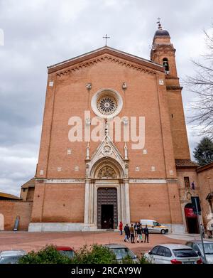 Siena, Italia - 7 aprile 2022: Vista esterna della Basilica di San Francesco a Siena, Toscana, Italia. Foto Stock