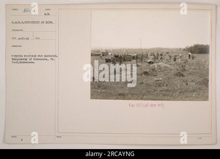 Soldati dello Student Army Training Corps (S.A.T.C.) presso l'Università del Minnesota a St. Paul, Minnesota, sono mostrati mentre mettono le basi per le caserme. Questa fotografia è stata scattata in una data non specificata e fa parte dei registri ufficiali. Foto Stock