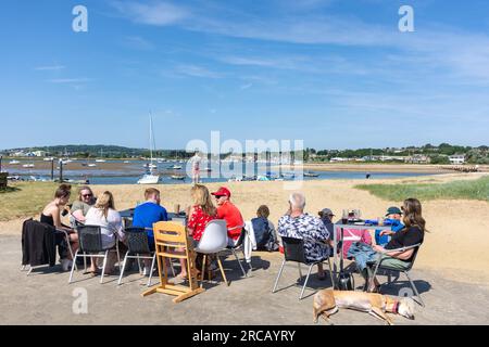 Terrazza sulla spiaggia presso l'Harbour View Cafe, Bembridge, Isola di Wight, Inghilterra, Regno Unito Foto Stock