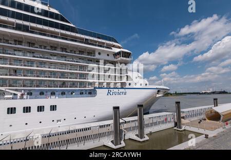 ANVERSA, BELGIO - 10 LUGLIO 2023: Nave da crociera Oceania Riviera attraccata nel porto di Anversa, Belgio. Foto Stock