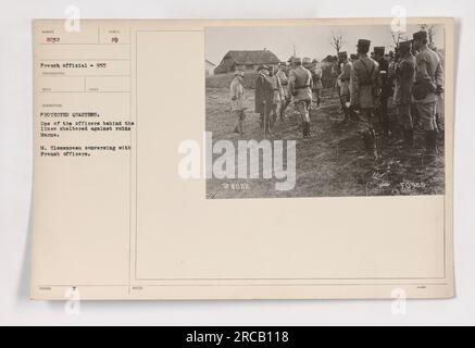 Gli ufficiali francesi che si rifugiavano dalle rovine di Marne, proteggevano i loro quartieri durante la prima guerra mondiale. Il primo ministro francese, Georges Clemenceau, vide conversare con gli ufficiali. (Fotografo: REC TAKES) Foto Stock