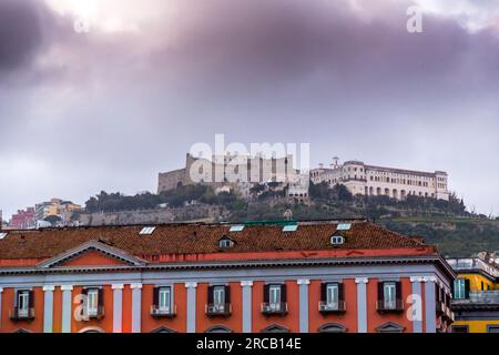 Castel Sant'Elmo, la storica fortezza di Napoli vista dal centro. Castel Sant'Elmo è una fortezza medievale situata sul colle del Vomero. Foto Stock