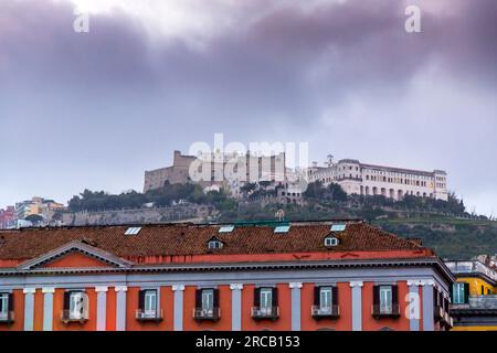 Castel Sant'Elmo, la storica fortezza di Napoli vista dal centro. Castel Sant'Elmo è una fortezza medievale situata sul colle del Vomero. Foto Stock