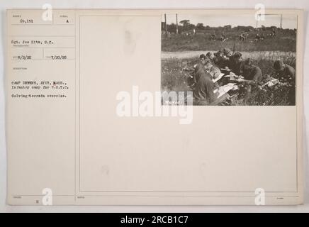 I soldati a Camp Devens ad Ayer, Massachusetts, partecipano a un esercizio sul terreno come parte del loro addestramento ROTC. Il sergente Joe Hits cattura la scena in questa foto. L'immagine è stata scattata il 2 agosto 1920 e riporta la descrizione '188UED: SYMBOL A CAMP DEVENS, AYER, MASS., campo di fanteria per R.O.T.C. Risolvere l'esercizio sul terreno." Le note menzionano il soldato come 69151, con la data 3-0000. Foto Stock