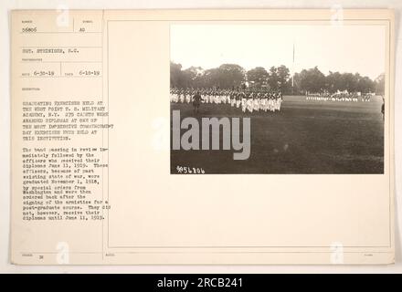 Esercitazioni di laurea presso il West Point U.S. Accademia militare l'11 giugno 1919. 275 cadetti hanno ricevuto diplomi, rendendola una delle cerimonie più impressionanti del giorno di inizio della storia dell'istituzione. La band passò in revisione, seguita dagli ufficiali che ricevettero i loro diplomi. Questi ufficiali si erano già diplomati il 1 novembre 1918, a causa della guerra in corso, ma tornarono per un corso post-laurea dopo la firma dell'armistizio. Hanno ricevuto ufficialmente i loro diplomi l'11 giugno 1919. Foto Stock