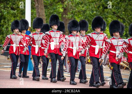 Londra, Regno Unito, giugno 26 2023: Grenadier Guards dopo essere stati sollevati dal loro incarico di sentinella a Buckingham Palace. Kings Guard Walk the Mall Foto Stock