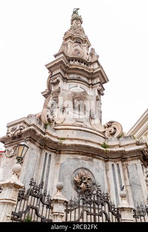 Piazza Gesu nuovo è una piazza e chiesa di Napoli, situata fuori dal confine occidentale del centro storico della città. Foto Stock