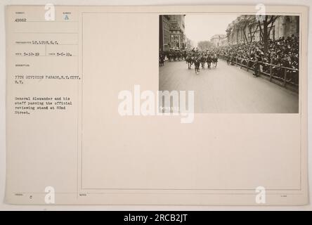 La 77th Division of the American Military pareggia attraverso New York City, passando per la postazione di revisione ufficiale alla 82nd Street. Il generale Alexander e il suo staff guidano la parata. Questa foto è stata scattata dal tenente Lyon il 6 maggio 1919 e ricevuta il 12 maggio 1919. Foto Stock