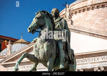 Piazza del Plabiscito, che prende il nome dal plebiscito preso il 21 ottobre 1860, che portò Napoli nel Regno Unito d'Italia. Foto Stock