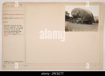 Questa immagine mostra i soldati della 2nd Balloon Company, 1st Army Corps, a Montreuil, in Francia, il 7 luglio 1918. I soldati si stanno preparando ad agganciare il pallone a un verricello o a un'auto che viene utilizzata per sollevare e abbassare il pallone tramite un cavo. La foto è stata scattata da D. J. Sheehan e superata da A. E. F. Censor il 29 luglio 1918. Foto Stock