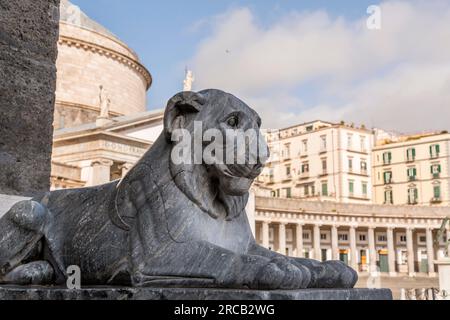 Piazza del Plabiscito, che prende il nome dal plebiscito preso il 21 ottobre 1860, che portò Napoli nel Regno Unito d'Italia. Foto Stock