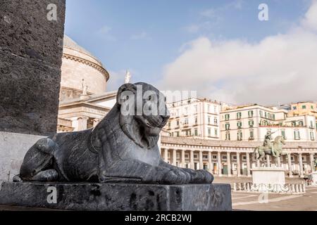 Piazza del Plabiscito, che prende il nome dal plebiscito preso il 21 ottobre 1860, che portò Napoli nel Regno Unito d'Italia. Foto Stock