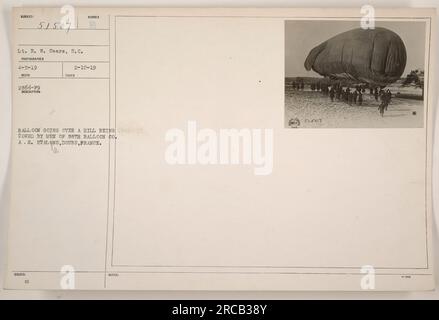 Pallone trainato da uomini della 58th Balloon Co. A.S. Etalons, Doubs, Francia. Data: 5 aprile 1919. Tenente R.W. Sears, S.C. era il fotografo. La fotografia è stata ricevuta il 10 febbraio 1919 e pubblicata il 2 febbraio 1919. La didascalia menziona un palloncino che attraversa una collina." Foto Stock