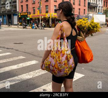 Una donna porta un mazzo di fiori a Chelsea a New York lunedì 3 luglio 2023. (© Richard B. Levine) Foto Stock