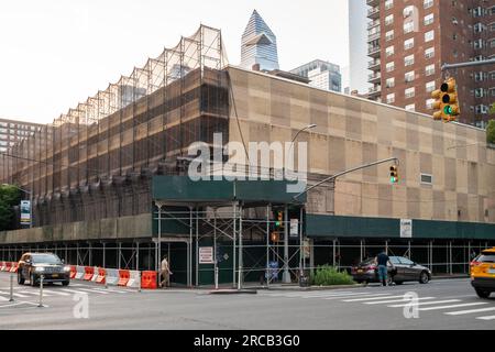 Edificio commerciale vuoto coperto da impalcature e un capannone per marciapiedi, che in precedenza ospitava un McDonald's, un supermercato Gristedes, un centro tennis e alcune piccole imprese, a Chelsea a New York mercoledì 5 luglio 2023. L'edificio, di proprietà della cooperativa Mutual ReDevelopment Housing, ha raggiunto la fine della sua vita ed è in procinto di scendere, per essere sostituito da alloggi. (© Richard B. Levine) Foto Stock