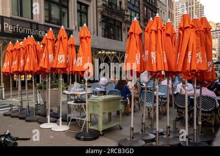 Ombrelloni di marca per la famosa bevanda amara italiana Aperol Spritz al ristorante la pecora Bianca nel quartiere Nomad di New York, visto mercoledì 5 luglio 2023. (© Richard B. Levine) Foto Stock