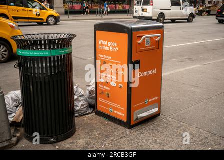 Un contenitore per la raccolta di compost del Dipartimento di Sanitation del programma di raccolta dei rifiuti organici sulla Sixth Avenue nel quartiere Chelsea di New York lunedì 3 luglio 2023. La città sta avviando la sua collezione di compost... ancora una volta, con l'uso di contenitori posizionati sulla strada che vengono aperti utilizzando un'app fornita dalla città. (© Richard B. Levine) Foto Stock