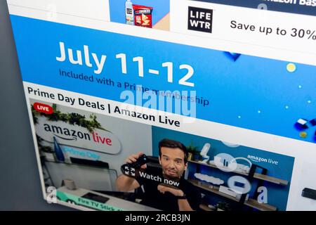 Il sito Web di Amazon promuove il "prime Day" autoproclamato martedì 11 luglio 2023. Questo è il nono anno in cui Amazon offre grandi occasioni e offerte agli acquirenti Amazon prime in questo evento festivo di due giorni autoproclamato. Altri rivenditori che cavalcano la coda di coda di Amazon includono Wal-Mart, Target e Macy's offrendo risparmi durante questo periodo (© Richard B. Levine) Foto Stock