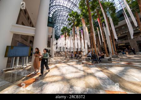 I lavoratori che tornano in ufficio si mescolano con i turisti a Brookfield Place nel centro di Manhattan a New York mercoledì 12 luglio 2023. (© Richard B. Levine) Foto Stock