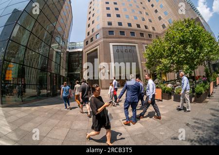 I lavoratori che tornano in ufficio si mescolano con i turisti a Brookfield Place nel centro di Manhattan a New York mercoledì 12 luglio 2023. (© Richard B. Levine) Foto Stock