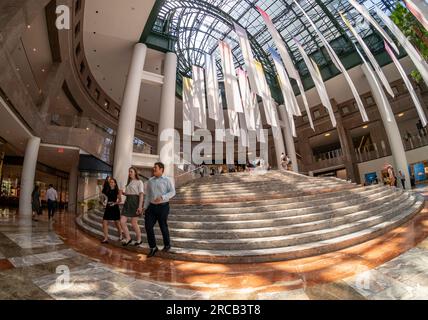 I lavoratori che tornano in ufficio si mescolano con i turisti a Brookfield Place nel centro di Manhattan a New York mercoledì 12 luglio 2023. (© Richard B. Levine) Foto Stock