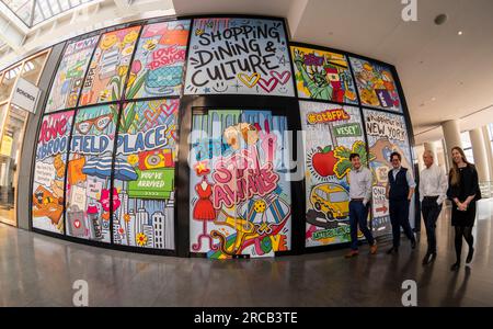 I lavoratori che tornano in ufficio si mescolano con i turisti a Brookfield Place nel centro di Manhattan a New York mercoledì 12 luglio 2023. (© Richard B. Levine) Foto Stock