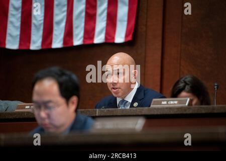 Il rappresentante degli Stati Uniti Brian Mast (repubblicano della Florida) dirige le sue osservazioni di apertura a John Kerry, inviato presidenziale speciale per il clima, Stati Uniti Department of State during a House Committee on Foreign Affairs | Subcommittee on Oversight and Accountability Hearing “The State Department's Climate Agenda: A budget Overview by the Special Presidential Envoy for Climate” presso il Campidoglio degli Stati Uniti a Washington, DC, giovedì 13 luglio 2023. Credito: Rod Lamkey/CNP/Sipa USA Foto Stock