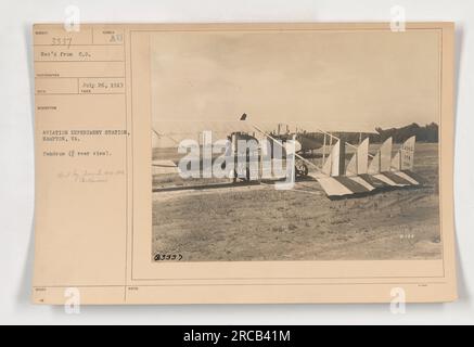 L'immagine mostra una vista posteriore del 3/4 di un aereo Caudron presso la Aviation Experiment Station di Hampton, Virginia. Il Caudron fu usato dai francesi tra il 1915 e il 1916. La foto è stata scattata in una data sconosciuta e ricevuta il 26 luglio 1917. Il numero di descrizione è 3337 ed è stato rilasciato il 9 ottobre. Foto Stock