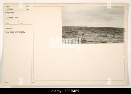 Soldati che marciano in formazione durante la prima guerra mondiale Foto Stock