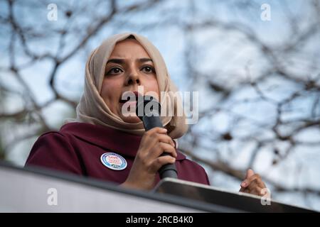 Londra, Regno Unito. 13 luglio 2023. La deputata laburista Apsana Begum si rivolge a un raduno fuori dalla stazione di Kings Cross organizzato dall'unione ferroviaria RMT, in quanto l'ente dell'industria ferroviaria The Rail Delivery Group (RDG) avvia una consultazione che potrebbe vedere quasi tutte le biglietterie della stazione ferroviaria in Inghilterra chiudere entro tre anni. Gli attivisti che si oppongono ai piani, che includono anche gruppi di disabili e passeggeri, mantengono le chiusure sono una misura di riduzione dei costi che renderebbe la ferrovia meno sicura, sicura e accessibile oltre a causare tagli di posti di lavoro. Crediti: Ron Fassbender/Alamy Live News Foto Stock