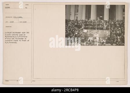 Douglas Fairbanks aiuta il prestito Fourth Liberty a Washington, D.C. in questa fotografia scattata nel 1918. Viene visto in piedi con il Segretario M'Adoo di fronte agli Stati Uniti Edificio del Tesoro. L'immagine fa parte delle fotografie della collezione di attività militari americane della prima guerra mondiale Foto Stock