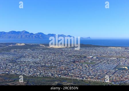 Città del Capo, Sudafrica - 11 luglio 2023: Vista aerea di Cape Flats e False Bay. Foto Stock