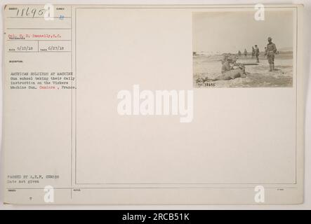 Soldati americani alla scuola di mitragliatrici che ricevono istruzioni giornaliere sulla pistola Vickers. Questa fotografia, scattata il 27 giugno 1918 a Camiers, in Francia, mostra il caporale C. D. Dannelly del Signal Corps che partecipa attivamente. La fotografia è stata passata da A.E.P. censor ed è accompagnata dal numero di riferimento 18695. Foto Stock