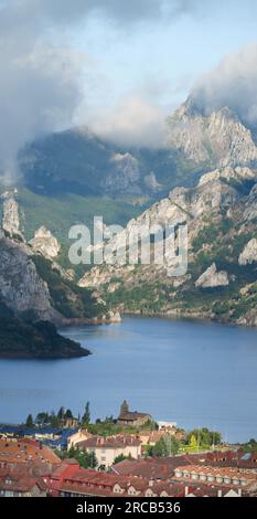 Vista panoramica del bacino idrico di Riaño circondato da montagne calcaree Foto Stock