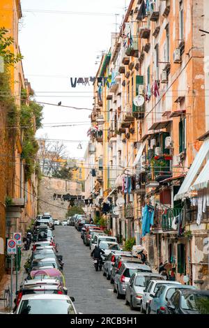 Napoli, Italia - 9 aprile 2022: Architettura generica e vista stradale a Napoli, Campania, Italia. Il quartiere spagnolo, i quartieri spagnoli. Foto Stock