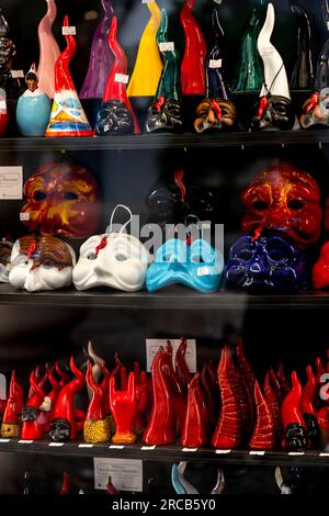 Napoli, Italia - 9 APR 2022: Ciondoli Cornicelli buona fortuna venduti in un negozio di articoli da regalo a Napoli, Campania, Italia. Foto Stock