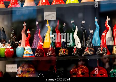 Napoli, Italia - 9 APR 2022: Ciondoli Cornicelli buona fortuna venduti in un negozio di articoli da regalo a Napoli, Campania, Italia. Foto Stock