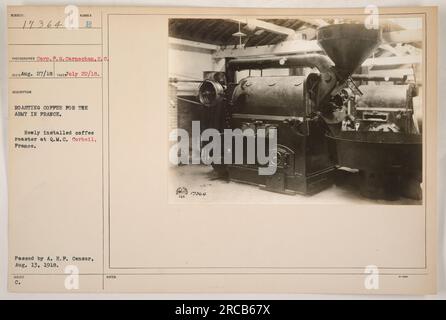 I soldati tostano il caffè per l'esercito in Francia durante la prima guerra mondiale Una torrefazione appena installata viene mostrata al Q.M.C. Corbeil. La foto è stata scattata il 22 luglio 1918 dalla Corp P.G. Carnochan. L'immagine è stata approvata dall'A.E.P. Censor il 13 agosto 1918. Foto Stock
