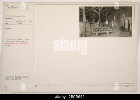 'Interno della panetteria a Camp Genicart a Bordeaux, Francia. La panetteria ha una capacità giornaliera di produrre 2000 panini di pane. La foto è stata scattata il 23 agosto 1918. È stato approvato dal censore A.E.P. anche se la data esatta di approvazione è sconosciuta." Foto Stock