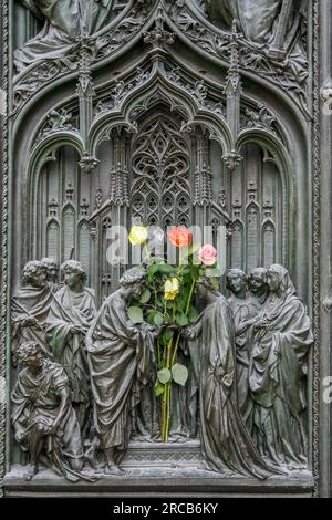 Milano, Italia/Europa - 23 febbraio : dettaglio della porta principale presso il Duomo di Milano Italia il 23 febbraio 2008 Foto Stock