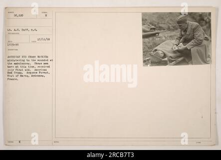 I lavoratori della Croce Rossa americana forniscono pronto soccorso ai soldati feriti nelle ambulanze nella foresta di Argonne, ad ovest di Mareq, Ardennes, Francia. Foto scattata dal tenente A.C. Duff. Immagine ricevuta con il codice 111-SC-26520, ulteriormente descritta e pubblicata con il simbolo e l'11 ottobre 1918. Foto Stock