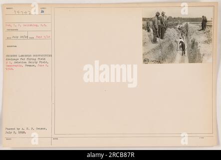 Lavoratori cinesi che costruiscono il drenaggio per il campo di volo n. 1 presso l'Aviation Supply Field di Romorantin, Francia. La foto è stata scattata l'8 giugno 1918 e ricevuta il 22 luglio 1918. E' stato passato dall'A.E.F. Censura il 2 luglio 1918. Fotografo: Sunber. Pvt. L. P. Goldshlag, S.C., è il soggetto della foto. Foto Stock