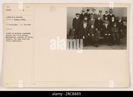 Un gruppo di laureati di Harvard è visto a bordo della U.S.S. George Washington durante la prima guerra mondiale. Sono in viaggio per Parigi, in Francia, per partecipare alla conferenza di pace. La foto è stata scattata da Libut E.N. Jackson, un fotografo del Signal Corps. L'immagine è stata ricevuta il 10 marzo 1921 e scattata nel dicembre 1918. Foto Stock