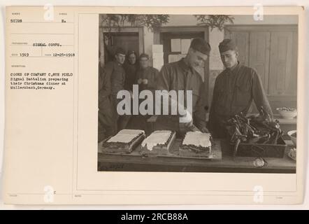 I cuochi della compagnia C, 8th Field Signal Battalion, sono visti mentre preparano la loro cena di Natale a Mullernbach, in Germania. La fotografia, scattata il 25 dicembre 1918 dal Signal Corps, mostra i soldati che cucinano per l'occasione festiva. L'immagine viene etichettata come numero 50728 nella serie. Foto Stock