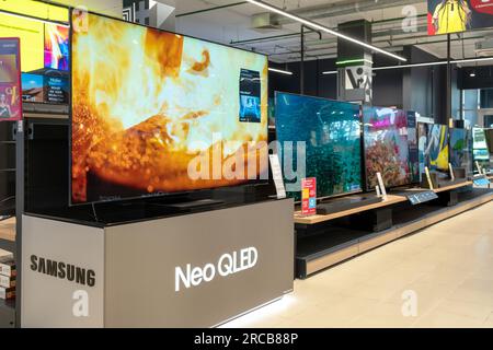 TV Samsung con tecnologia QLED nel negozio di elettronica. Immagine interna del negozio di elettronica. Minsk, Bielorussia, 13 luglio 2023 Foto Stock