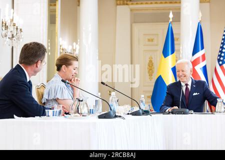 Helsinki, Finlandia. 13 luglio 2023. Da sinistra a destra, il primo ministro svedese Ulf Kristersson, il primo ministro danese mette Frederiksen, il presidente degli Stati Uniti Joe Biden, partecipano al vertice dei leader nordici. Al Palazzo Presidenziale di Helsinki, Finlandia, giovedì 13 luglio 2023. Foto di Roni Rekomaa/ Ufficio Stampa Presidente della Finlandia/ credito: UPI/Alamy Live News Foto Stock