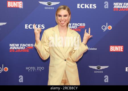 Berlino, Germania. 13 luglio 2023. Kim Hnizdo arriva alla cerimonia del Bunte New Faces Award Style al Prince Charles. Per la ventitreesima volta sono stati premiati giovani talenti. Credito: Gerald Matzka/dpa/Alamy Live News Foto Stock