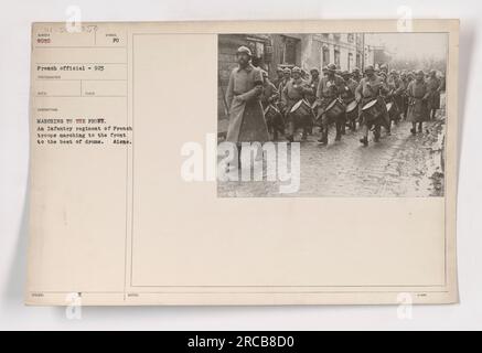 Soldati francesi di un reggimento di fanteria che marciavano verso il fronte durante la prima guerra mondiale Possono essere visti marciare in formazione mentre sono accompagnati da batteristi. Questa immagine è numerata come 8050 nelle fotografie delle attività militari americane durante la prima guerra mondiale. Foto Stock